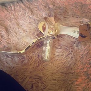 Size 9 BEAUTIFUL rose gold heels w sparkle detail